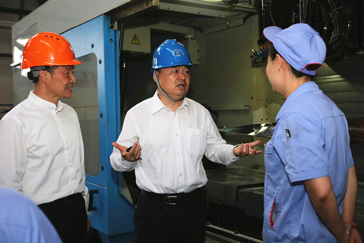 郝鹏与博天堂918集团一线生产职员深入交流